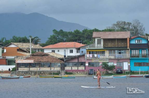 A Ana pratica standup paddle no belíssimo visual da Guarda do Embaú, litoral sul de Santa Catarina